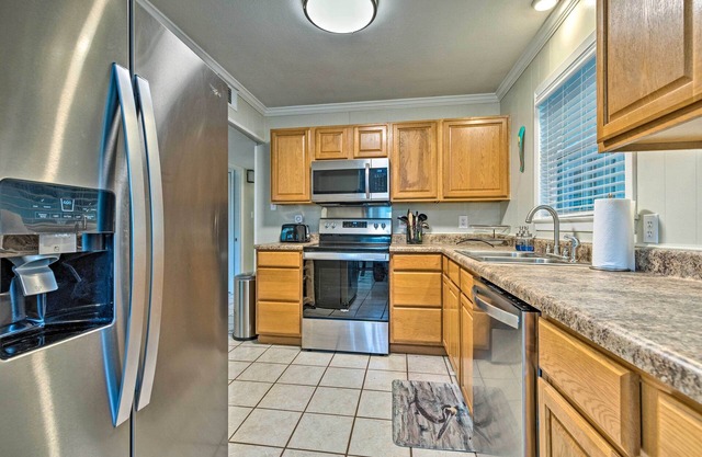 Ocean Springs Getaway - Walk to Beach & Downtown!