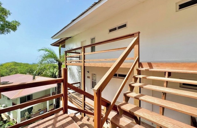 Ocean View 1-bedroom condo with AC and WiFi in fantastic West End