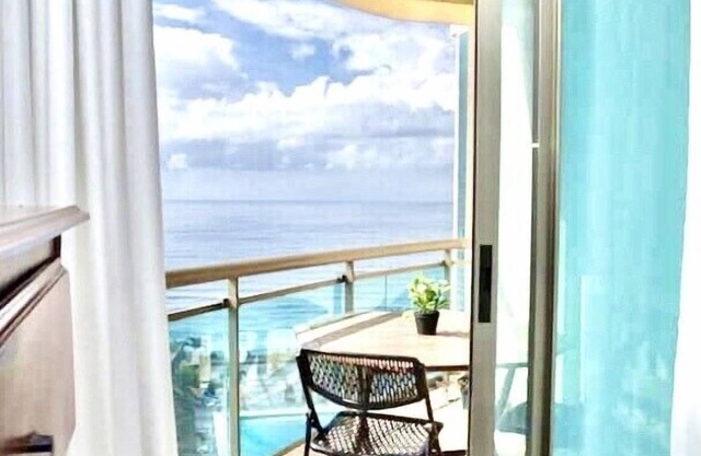 Ocean view Luxury apartment 3 Bedroom 3.5 Baths