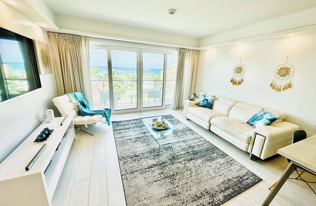 Ocean View On Eagle Beach Balcony Perfect Location King Bed