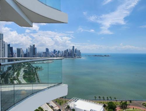 Ocean View Private Room Balcony, Pool, Rooftop Gym Next to Hilton Panama