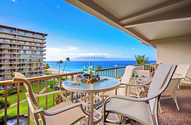 Ocean View steps from beach, dining, shopping 607