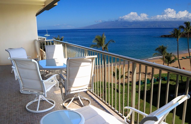 Ocean View steps from beach, dining, shopping 708