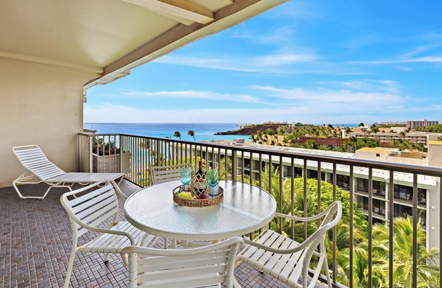 Ocean View steps from beach, dining, shopping 924