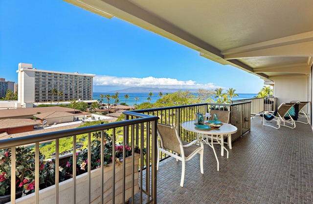 Ocean View steps from beach, dining, shopping 773