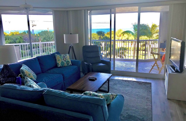 Oceanfront 2-bedroom Condo, Resort living in Enchanting North Hutchinson Island
