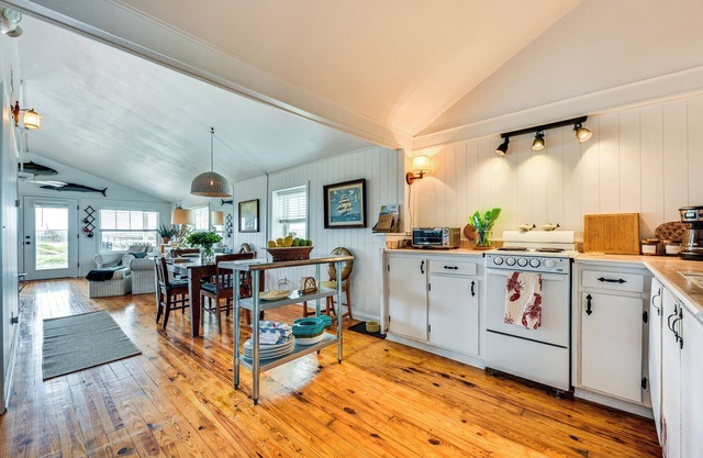 Oceanfront Amelia Island Cottage: Deck & Boardwalk