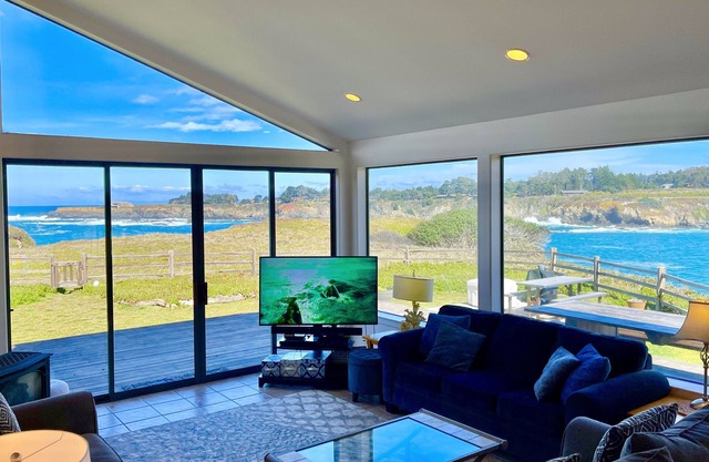 OCEANFRONT, BEACH & Coastline Views, Large Home, Lots of Windows, Amenities