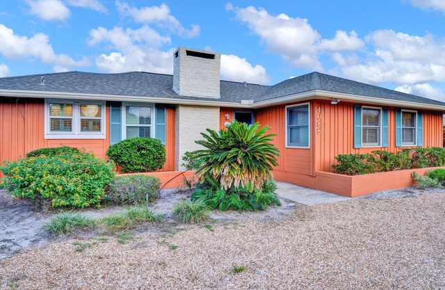 Oceanfront Cottage with Private Walkway to the Beach
