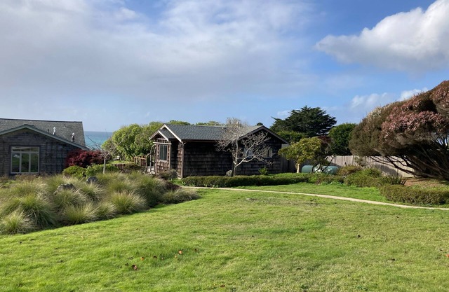 Oceanfront cottage on a bluff with beach views, deck, streaming & kitchenette