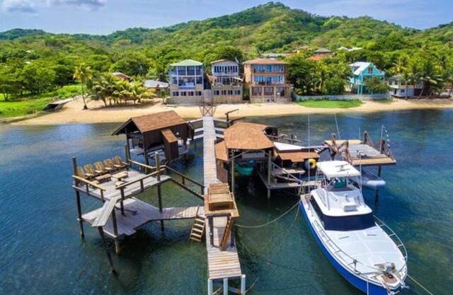 Oceanfront! Diving, Snorkeling, Kayaking. Turtle Casa BEACH & GAMING SUITES