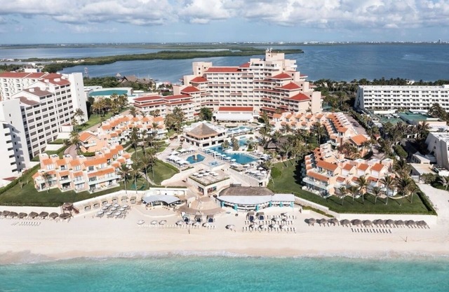 Oceanfront Dual-Suite Retreat - Luxury All-Inclusive Wyndham Grand Cancun