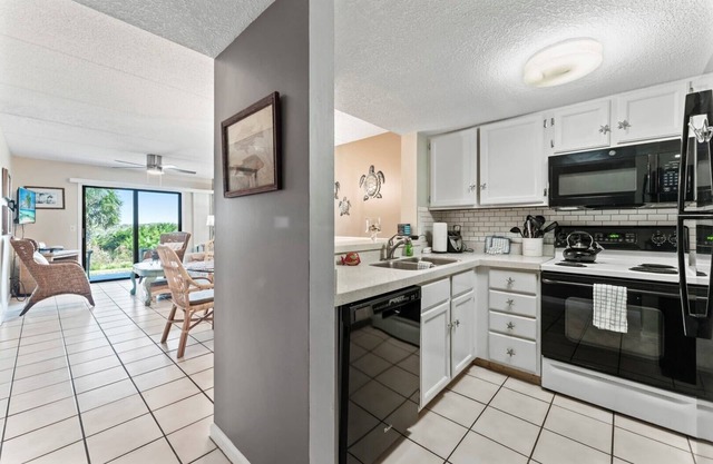 Oceanfront Ground-Floor Condo - Steps to Beach - Pool & Hot Tubs Access