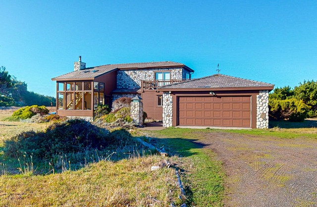 Oceanfront home on acreage w/private hot tub & amazing views, close to hiking