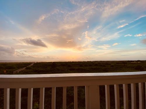 OCEANFRONT K Building! Incredible views. Steps from the Beach