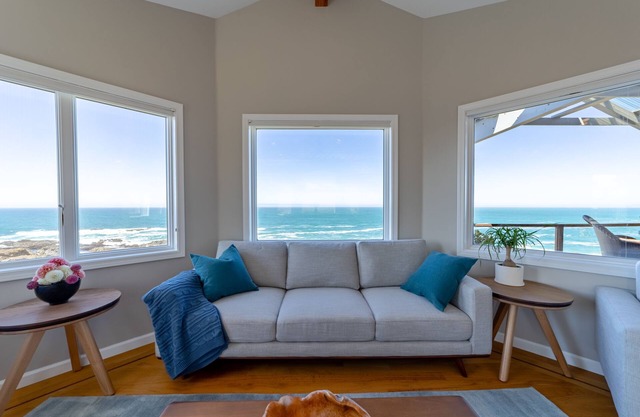 Oceanfront Luxurious Home, Pet Friendly, Hot Tub, Fly In and Walk from Airstrip