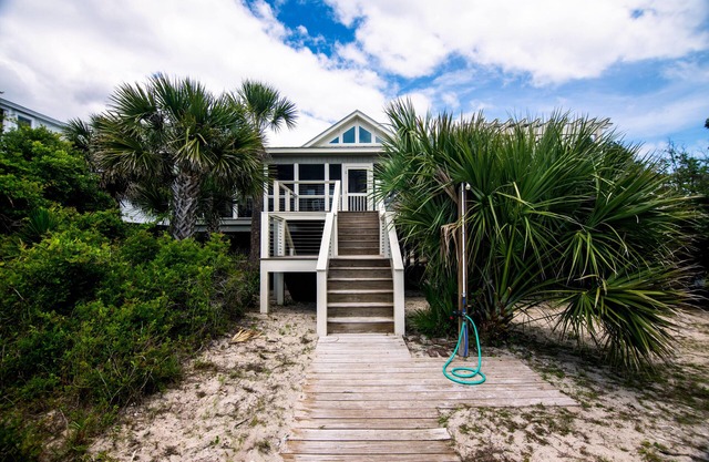 Oceanfront on the St. Helena Sound; Expansive Beach & Ocean Views; Screened Porch; Cable TV/WiFi