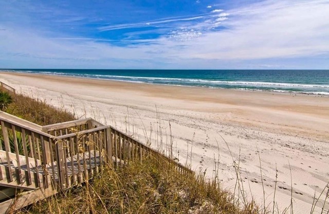 Oceanfront Queen's Grant Condo "Tide-the-Knot" with Breathtaking Ocean Views!