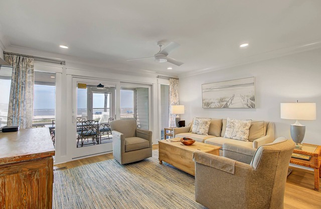 Oceanfront, Renovated w/screened porch & community pool - 33 Beach Club