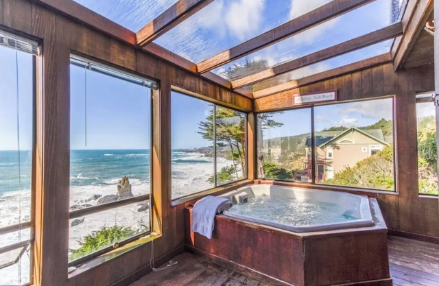 Oceanfront w/sweeping views, decks, hot tub and dog friendly!Gualala/Sea Ranch
