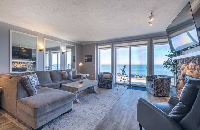 Oceanfront, Whale Watching, Pool - Thundering Sea
