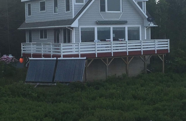 Oceanside cottage with Spectacular views! Ledgeview Cottage.