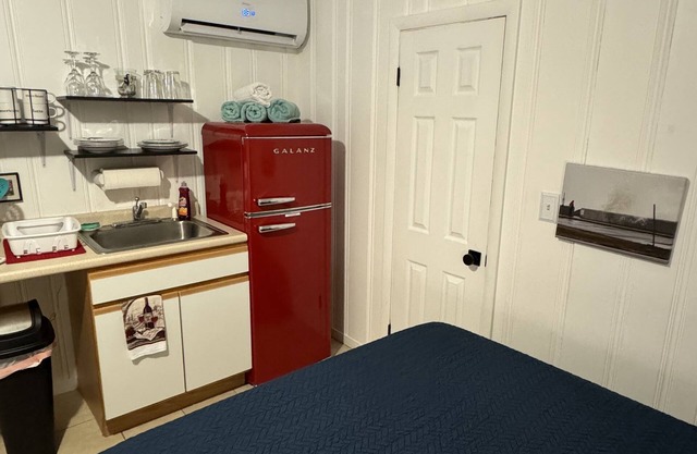 Oceanside Motel Room! The best surfing on the coast!