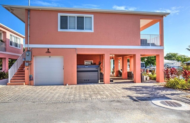 Oceanside Villa with Dock and Views, 3 bedrooms, 2 baths, Swim Spa! & Kayaks!