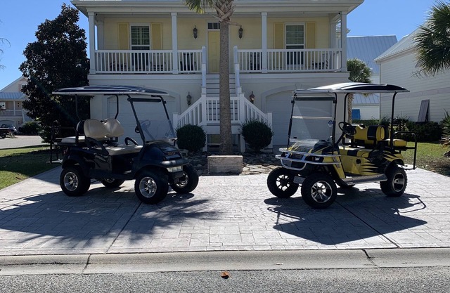 Oceanside Village Beach house: 2 golf carts, 5br 4.5ba, private beach parking