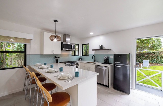 Oceanview 2-bedroom Cottage with WiFi, AC and Full Kitchen in Pismo Beach, CA