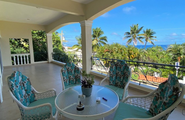 Oceanview 5 BR w private pool, rooftop terrace & full staff 4 min from the beach