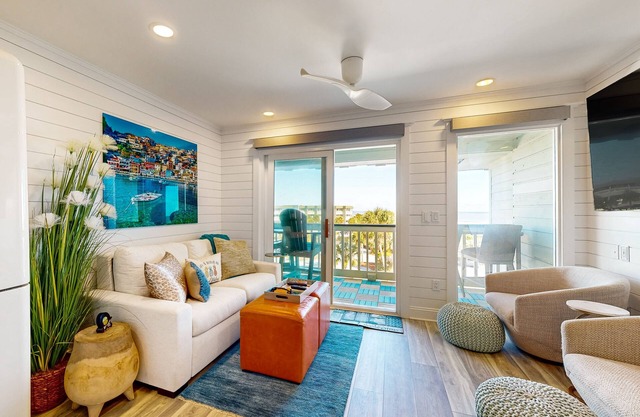 Oceanview Condo- Great view of pier and ocean close to downtown