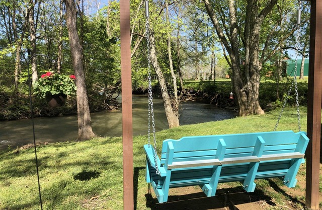 Oct Dates OPEN! Beautiful Creek! Birds, ducks, close to Pigeon Forge