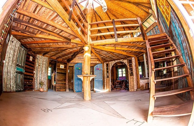 Octagonal house in demolition wood (OkaMauna)