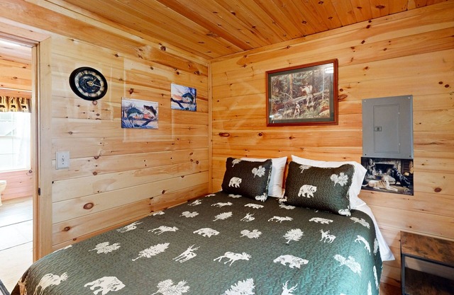 Off-Grid Cabin, 25 Acres, Firepit, Trails, Dogs Ok