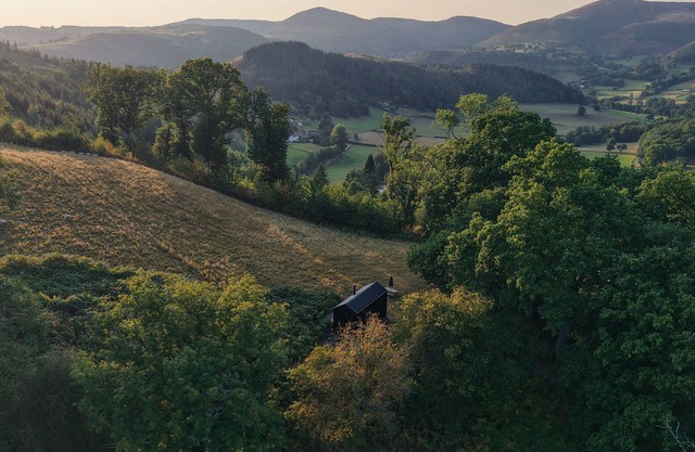 Off-Grid Woodland Retreat & Wild Sauna Near Llangollen