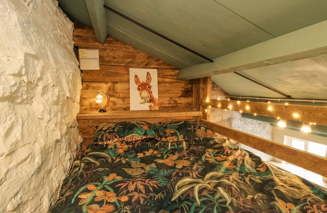 OFFA'S LODGE, romantic, with a garden in Oswestry