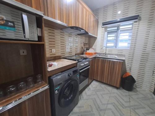 Oghomwen Lodge and Service Apartment