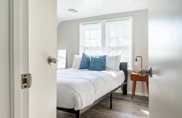 OKC 9 · Charming Carriage Cottage from 1920`s!