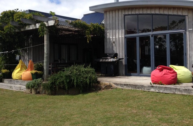 Okete Landing - Lifestyle retreat on Raglan harbour with grass tennis court.