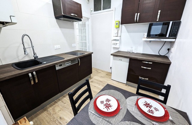 Old City peaceful retreat near Royal Park,15min Versailles, 5min Paris train