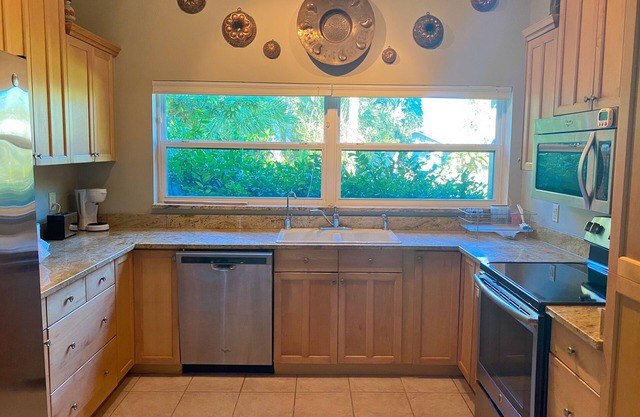 Old European Style Cottage, sleeps 2, very comfortable