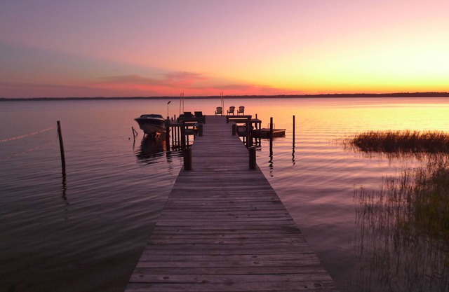 Old Florida Sunsets Delights at Lake House retreat with spectacular beach & dock