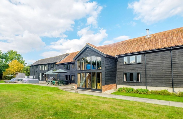 Old Hall Barn - sleeps 14 guests in 7 bedrooms