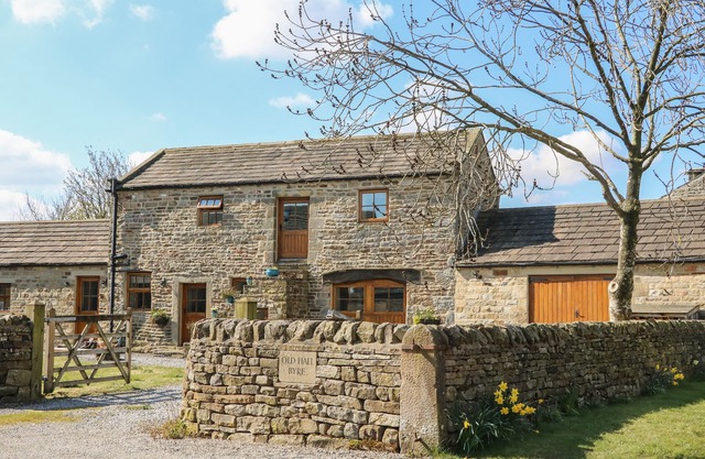 OLD HALL BYRE, pet friendly, with open fire in Carlton-In-Coverdale
