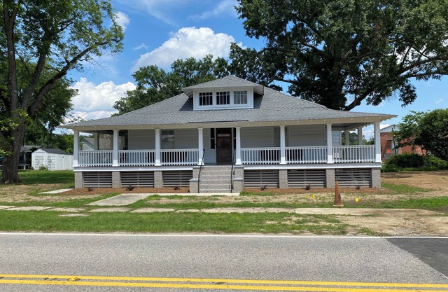 Old Home in the Hub of Latta