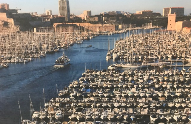 Old port apartment in the center of Marseillaise life