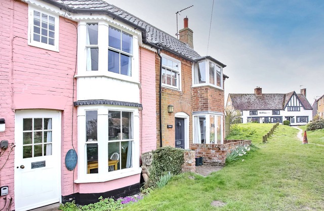 Old Post Office Cottage - a cottage that sleeps 3 guests in 2 bedrooms