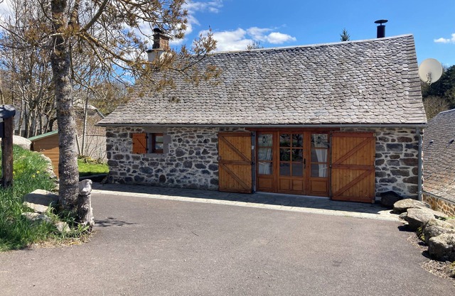 Old restored barn located in a hamlet 4 kms from the village of Allanche.