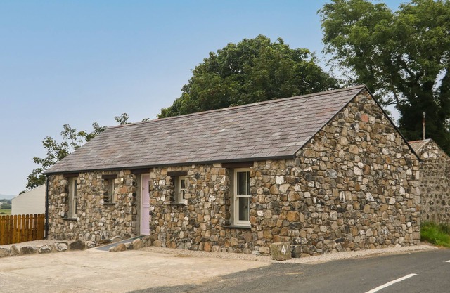 OLD SHOP COTTAGE, family friendly, with hot tub in Limavady